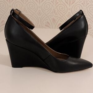 Deal! Nordstrom Rack Black Wedge NWOT  Heels - Size 6